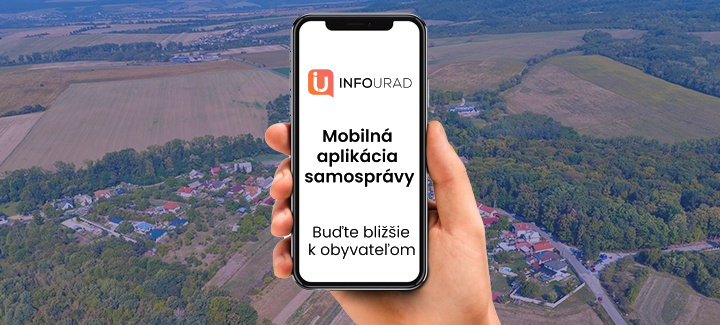Ukážka mobilnej aplikácie obce Obec2024 zobrazenej na telefóne v ruke